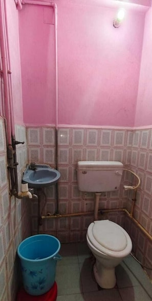 Standard Room | Bathroom | Shower, towels, soap, shampoo