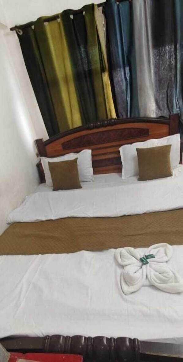 Standard Room | Rollaway beds, free WiFi, bed sheets - Hotel Sita Kunwar (Prayagraj)