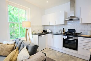 ثلاجة، ميكروويف، فرن، موقد طهي مسطح