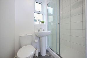 تجهيزات دش، مجففات شعر، مناشف، صابون