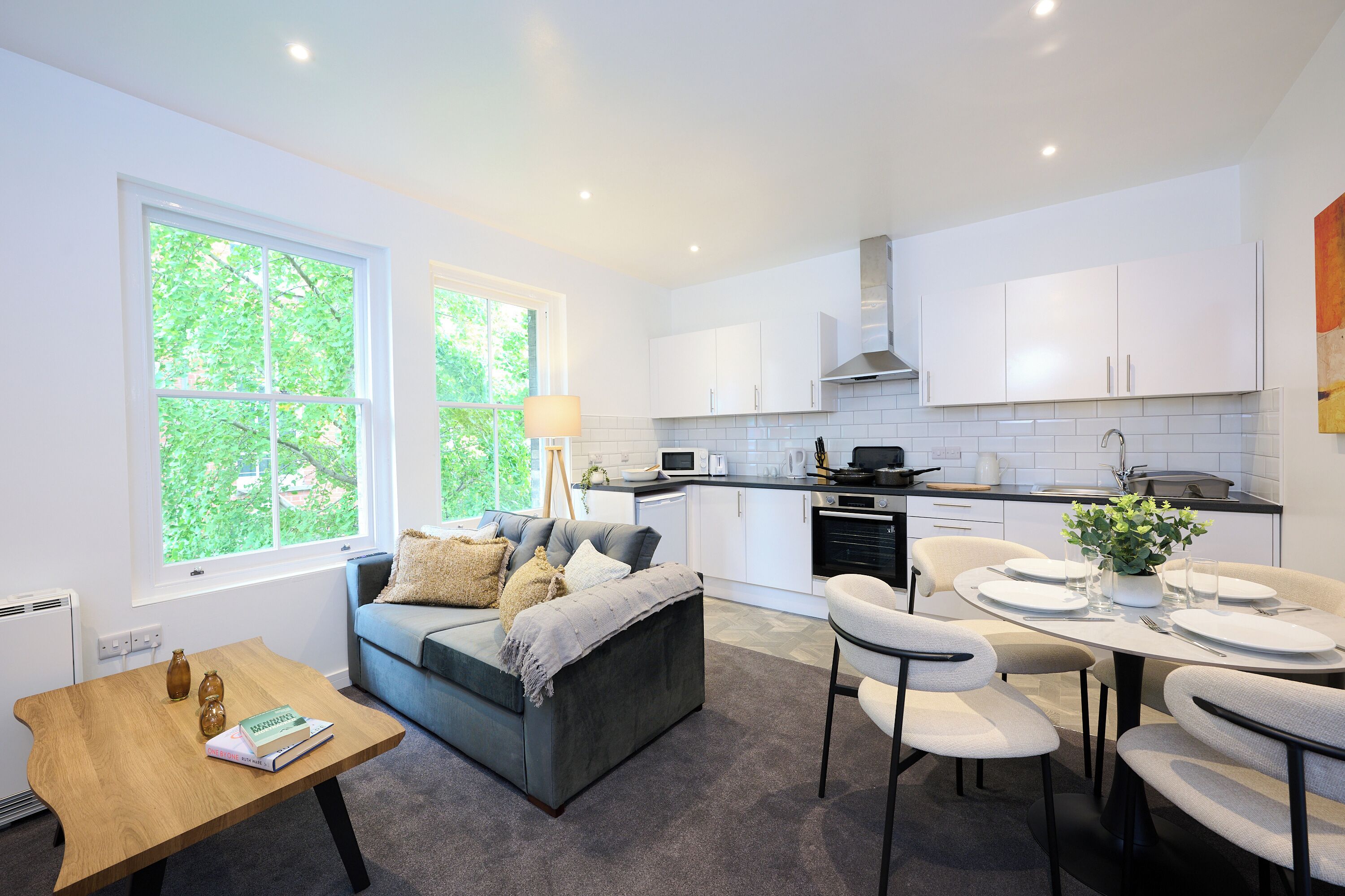 Frigorífico, microondas, horno y placa de cocina