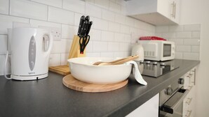 冷蔵庫、電子レンジ、オーブン、コンロ