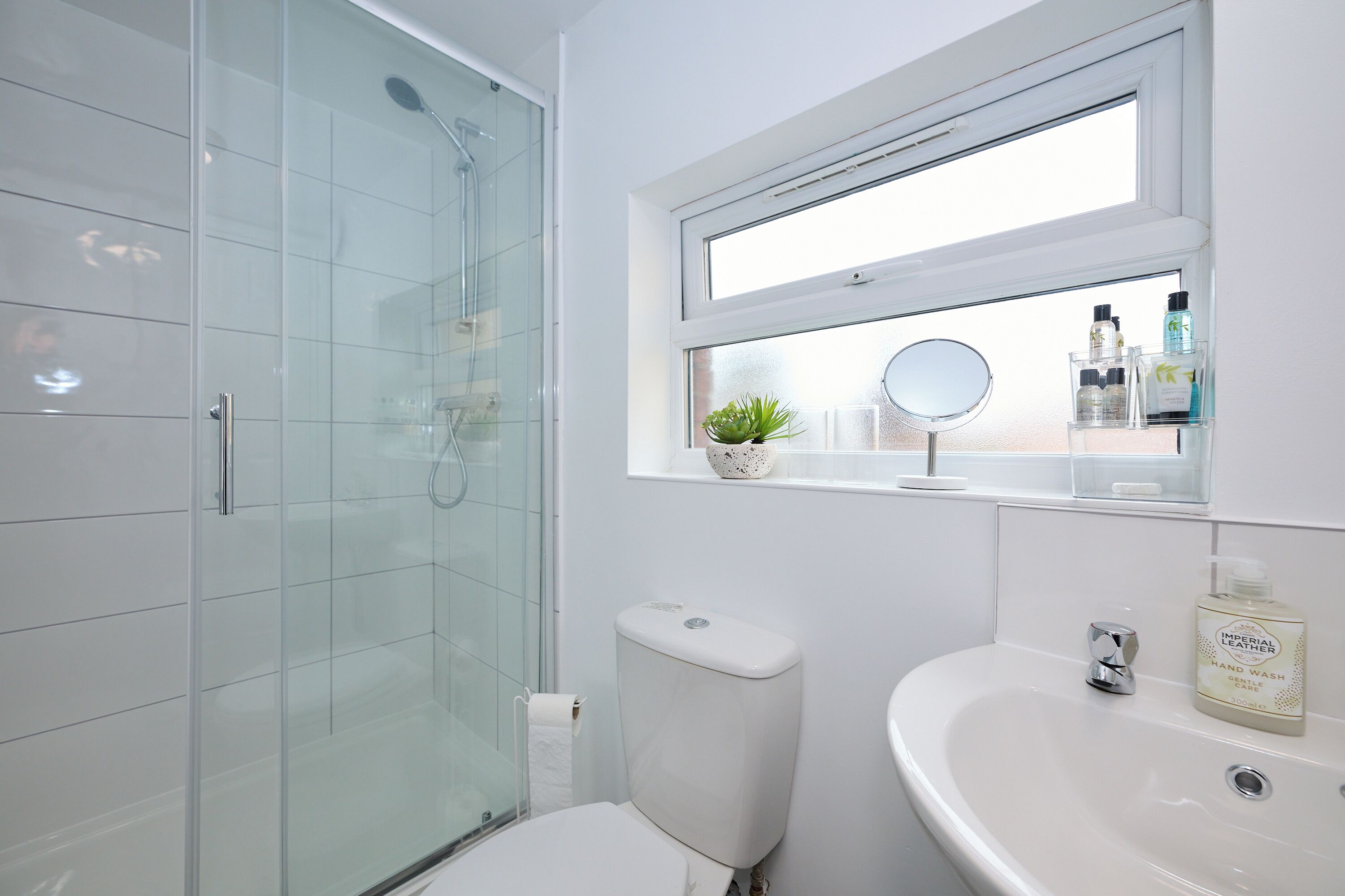 Douche, séchoir à cheveux, serviettes fournies