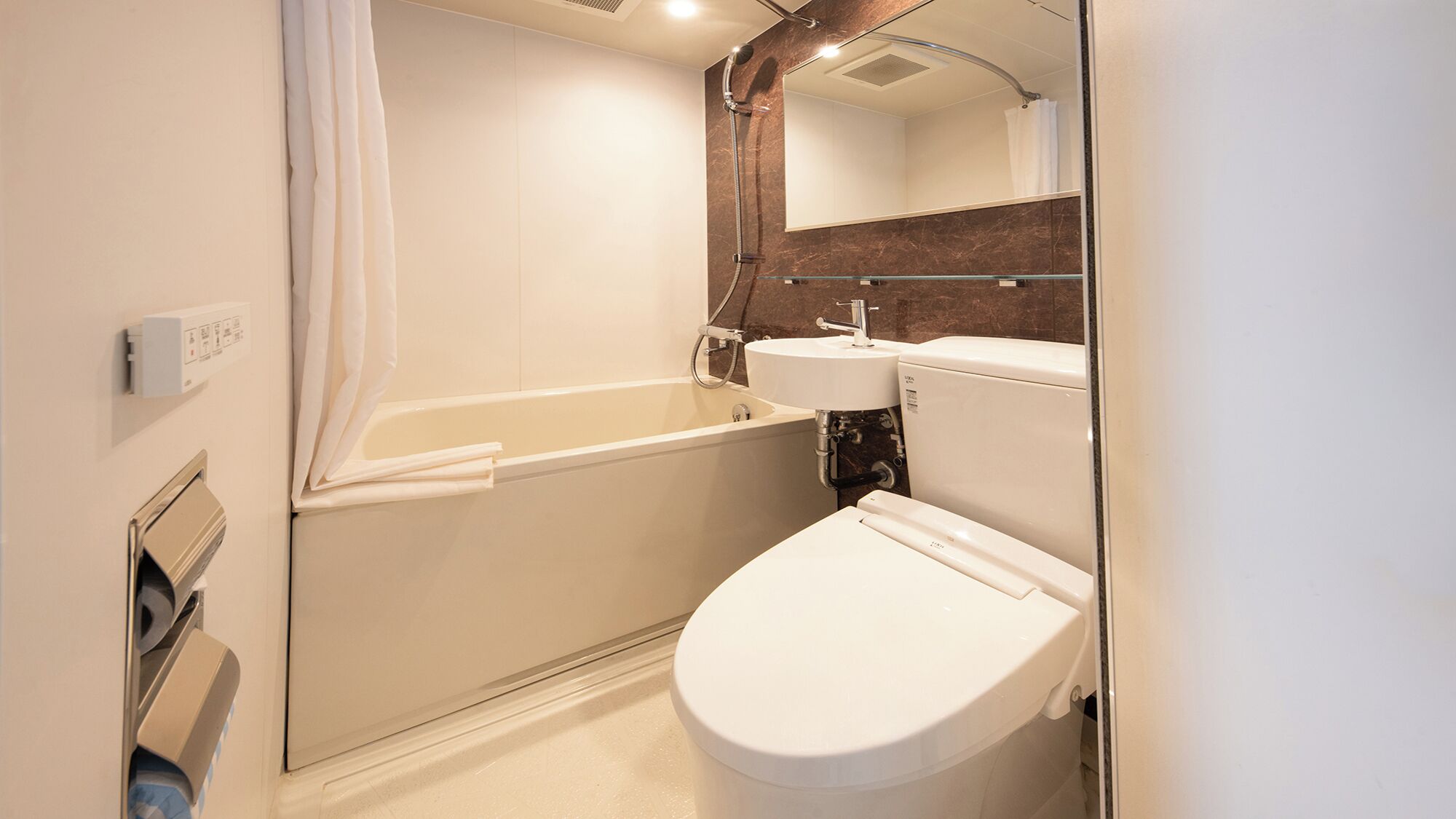 Secador de pelo, toallas, shampoo, papel higiénico