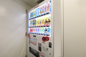 Vending machine - Quintessa Hotel Osaka Umeda Comic&Books (Osaka)