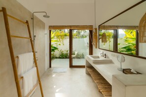 Shower, hair dryer, towels, soap - Villa Ariana (Surat Thani)