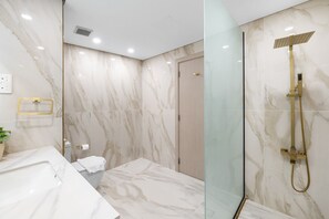 Dusj, hårføner, bidé og håndklær