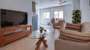 Een smart-tv en een open haard