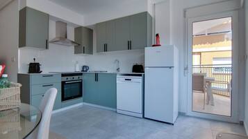 Kylskåp, ugn, spishäll och diskmaskin