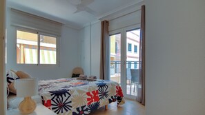 2 bedrooms, iron/ironing board, travel crib, free WiFi - 50m from the sea | Calle San Enrique 3-1 (Los Alcázares)