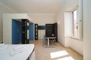 2 habitaciones, tabla de planchar con plancha, cuna de viaje y wifi 