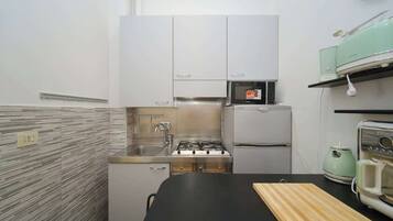 Wasserkocher mit Kaffee-/Teezubehör, Kühlschrank, Mikrowelle, Ofen