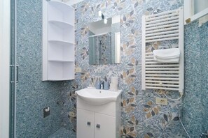 Dusche, Haartrockner, Shampoo