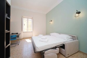 2 chambres, fer et planche à repasser, lit parapluie