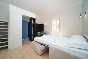 Une chambre à coucher avec un lit, une armoire, un bureau et une chaise.