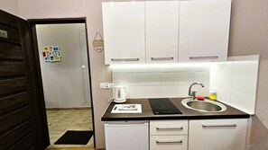 Réfrigérateur, micro-ondes, plaque de cuisson, cafetière/bouilloire