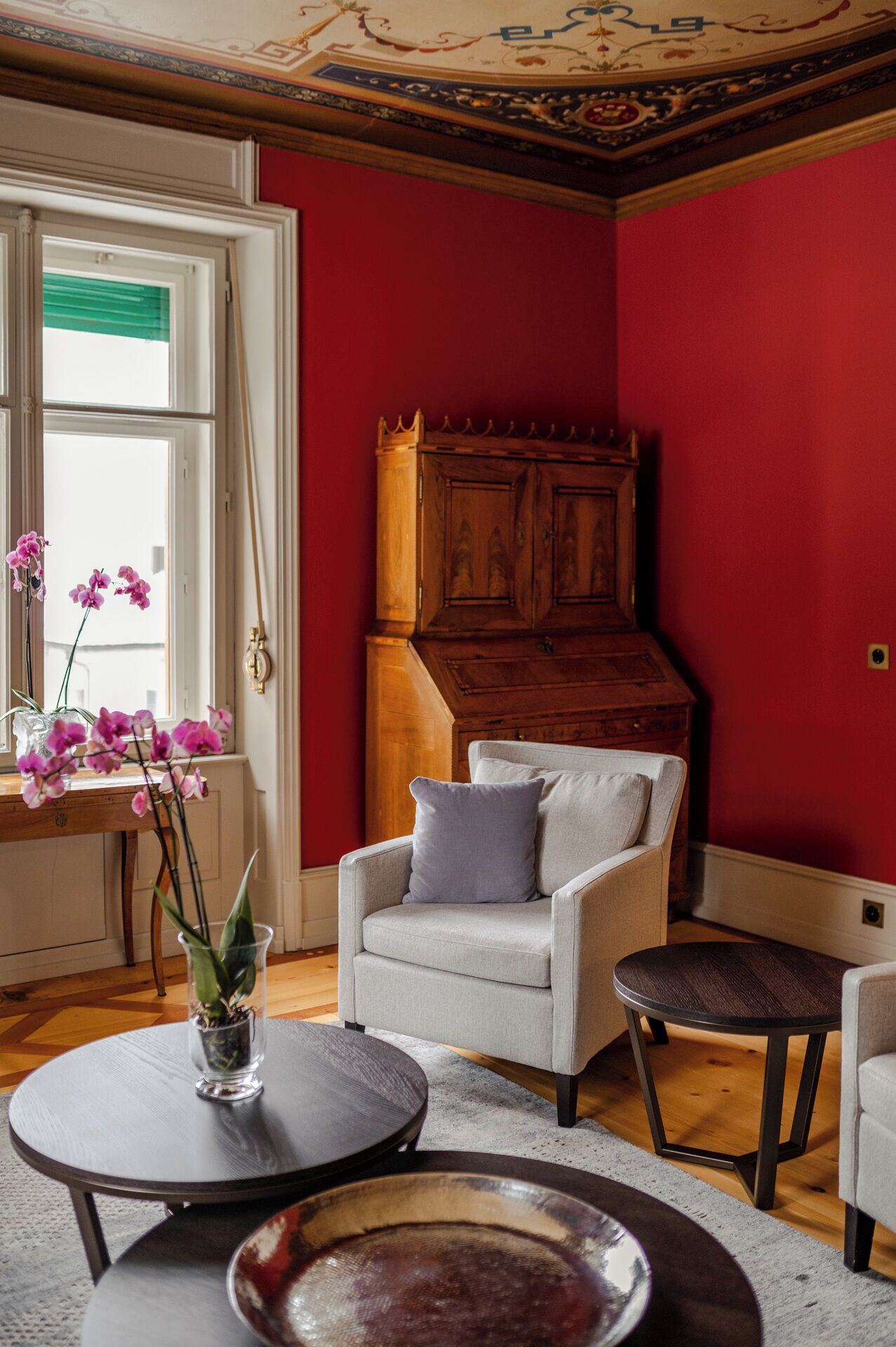 1-cm flat-screen TV with cable channels, DVD player, offices