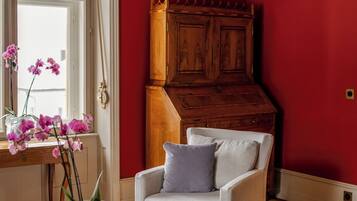 1-cm flat-screen TV with cable channels, DVD player, offices