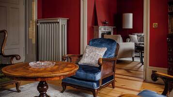 Villa de lujo, vista a la montaña | Área de sala de estar | Televisión de pantalla plana de 1 cm con canales por cable y oficina