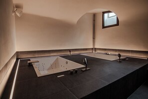 Behandlungsräume für Paare, Sauna, Whirlpool, Dampfbad