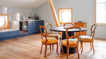 Luxury-Villa, Bergblick | Essbereich im Zimmer