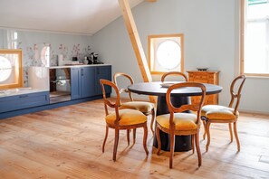 Luxury-Villa, Bergblick | Essbereich im Zimmer