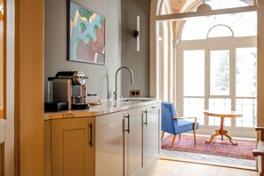 Luxury-Villa, Bergblick | Wohnbereich | 1-cm-Flachbildfernseher mit Kabelempfang, DVD-Player, Arbeitsbereiche