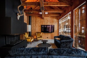 Luxury Villa, Mountain View | Living area | 1-cm flat-screen TV with cable channels, DVD player, offices - Villa Klainguti (Pontresina)