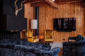 Luxury-Villa, Bergblick | Wohnbereich | 1-cm-Flachbildfernseher mit Kabelempfang, DVD-Player, Arbeitsbereiche