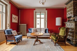 Luxury-Villa, Bergblick | Wohnbereich | 1-cm-Flachbildfernseher mit Kabelempfang, DVD-Player, Arbeitsbereiche