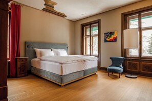 Luxury-Villa, Bergblick | Hochwertige Bettwaren, Daunenbettdecken, individuell dekoriert