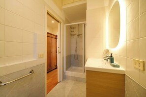 Chuveiro, secador de cabelo, shampoo 