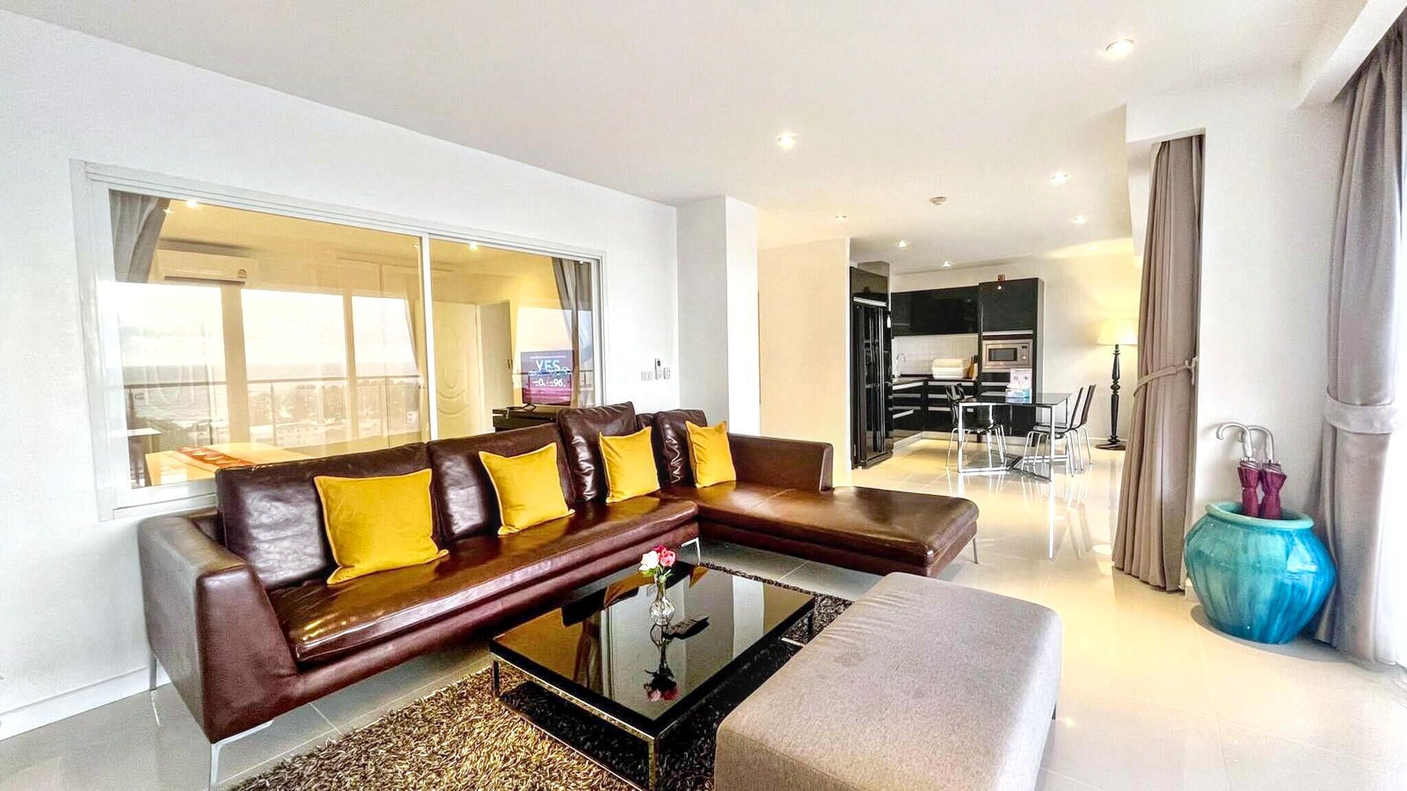 Apartment, 2 Bedrooms, Accessible, Balcony | Living area | Books