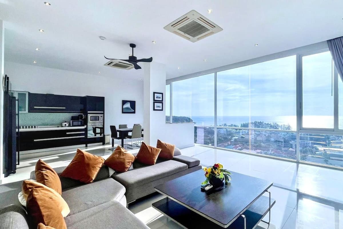 Apartment, 4 Bedrooms, Accessible, Balcony | Living area | Books