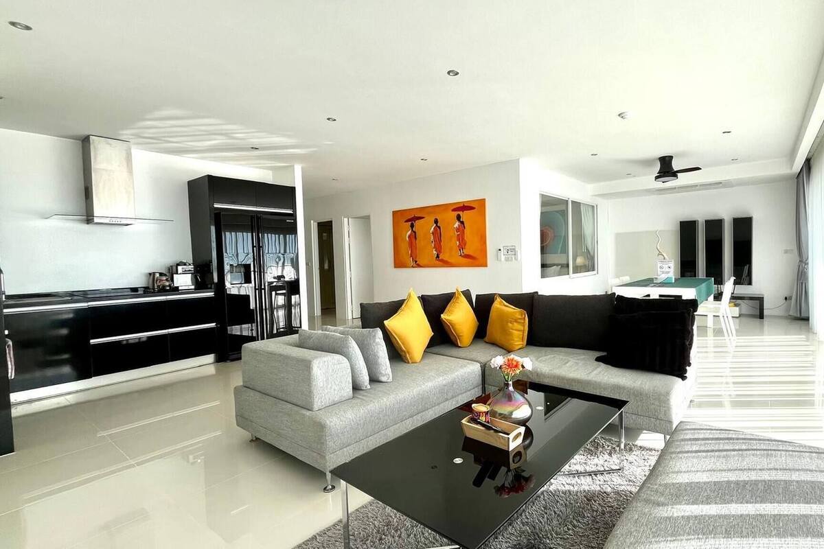 Apartment, 2 Schlafzimmer, barrierefrei, Balkon | Wohnzimmer | Bücher