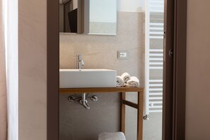 ห้องดับเบิล, ลานระเบียง, วิวเมือง | ห้องน้ำ