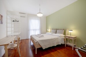 3 bedrooms, desk