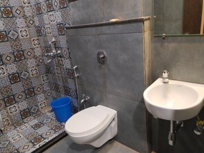 Shower, free toiletries, soap, shampoo