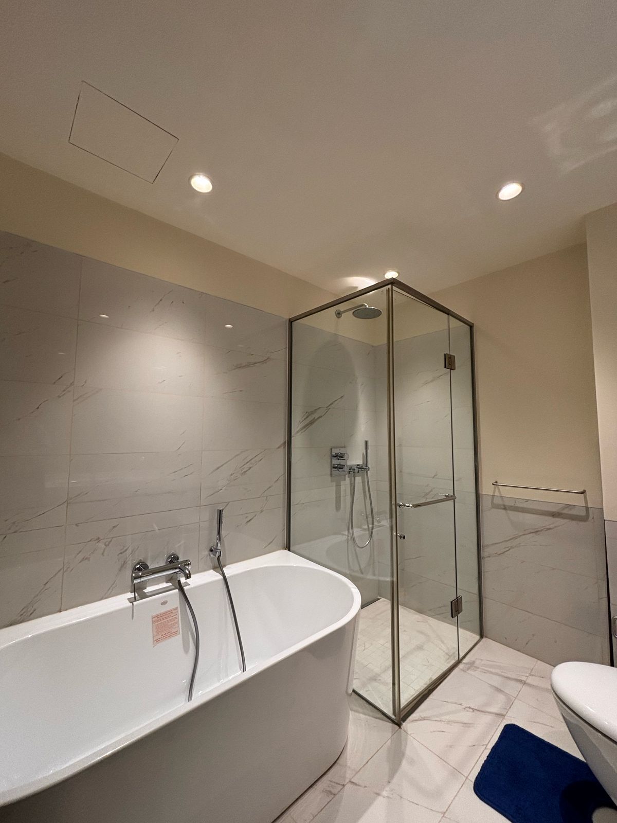 バスアメニティ (無料)、タオル、石鹸、トイレットペーパー