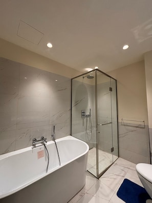 Free toiletries, towels, soap, toilet paper - Skyline Escapes by The Governor (Colombo)