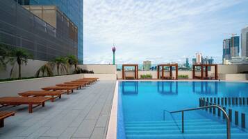 6 outdoor pools