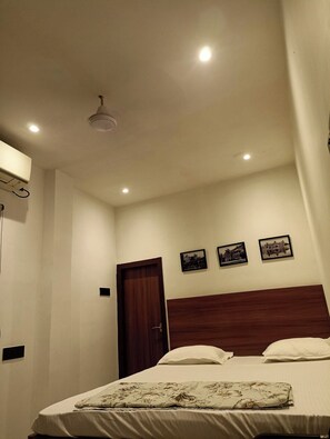 Double Room | Egyptian cotton sheets, premium bedding, memory foam beds - A28 Orange Bricks (Kolkata)