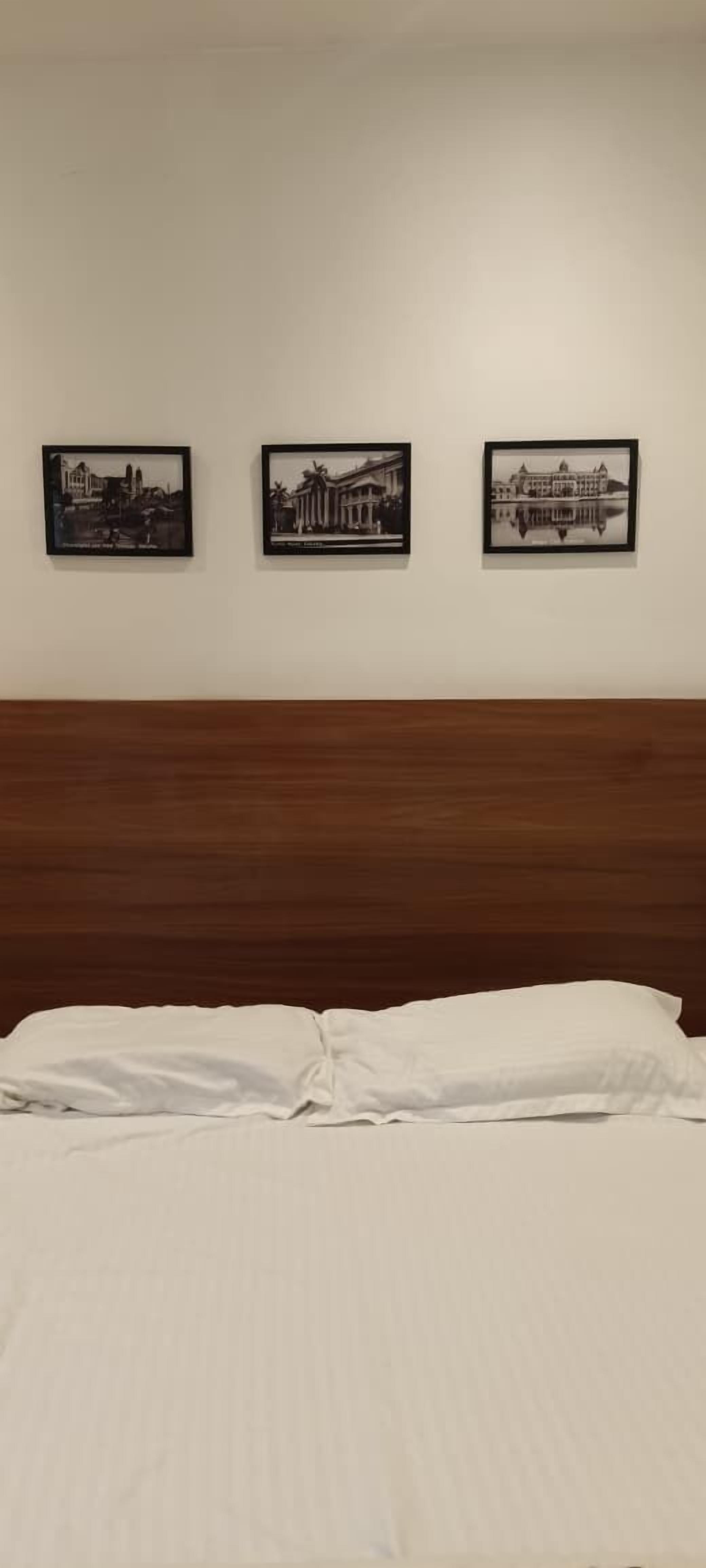 Double Room | Laptop workspace, iron/ironing board, bed sheets