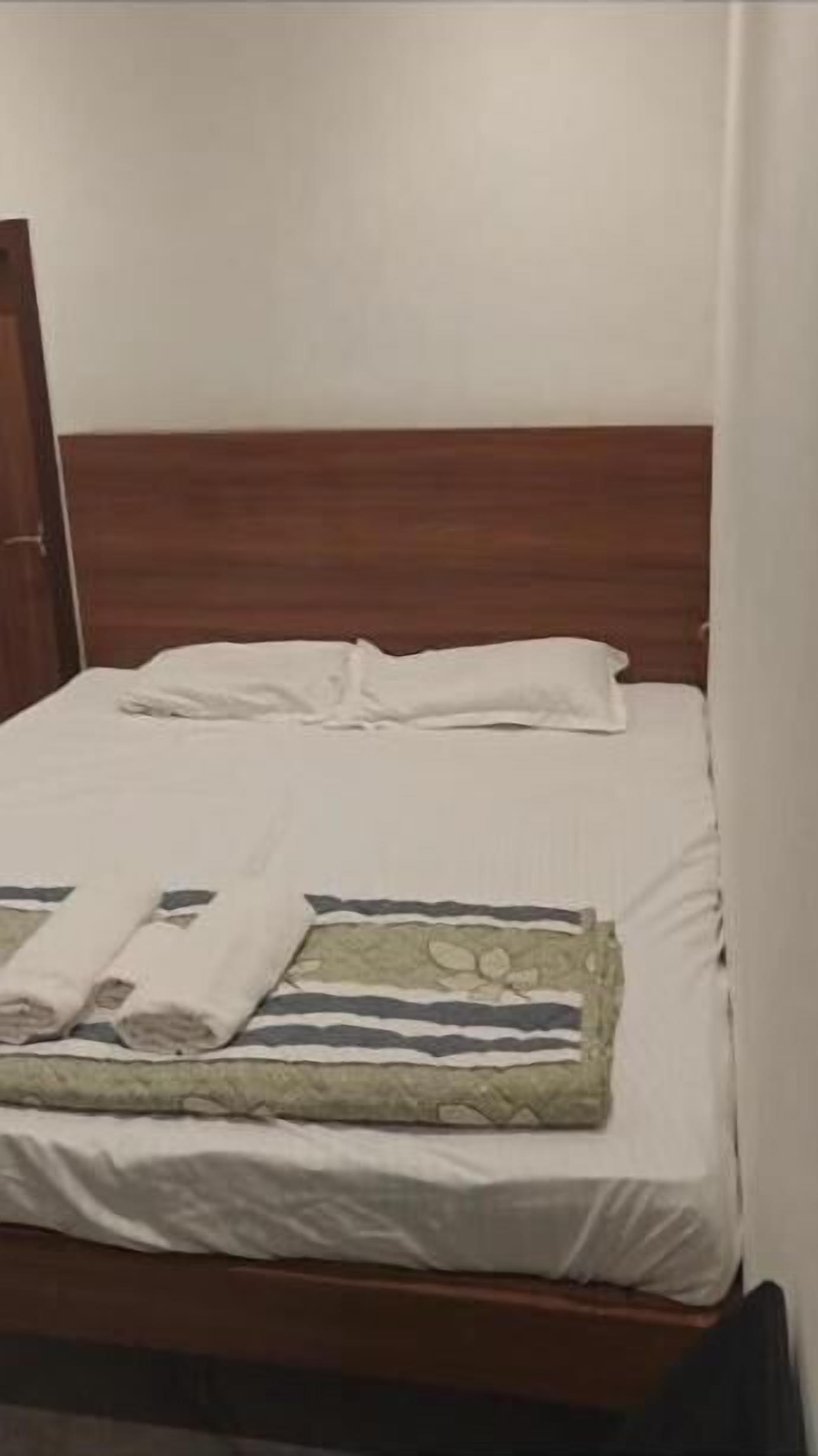 Espacio para trabajar con laptop y tabla de planchar con plancha 