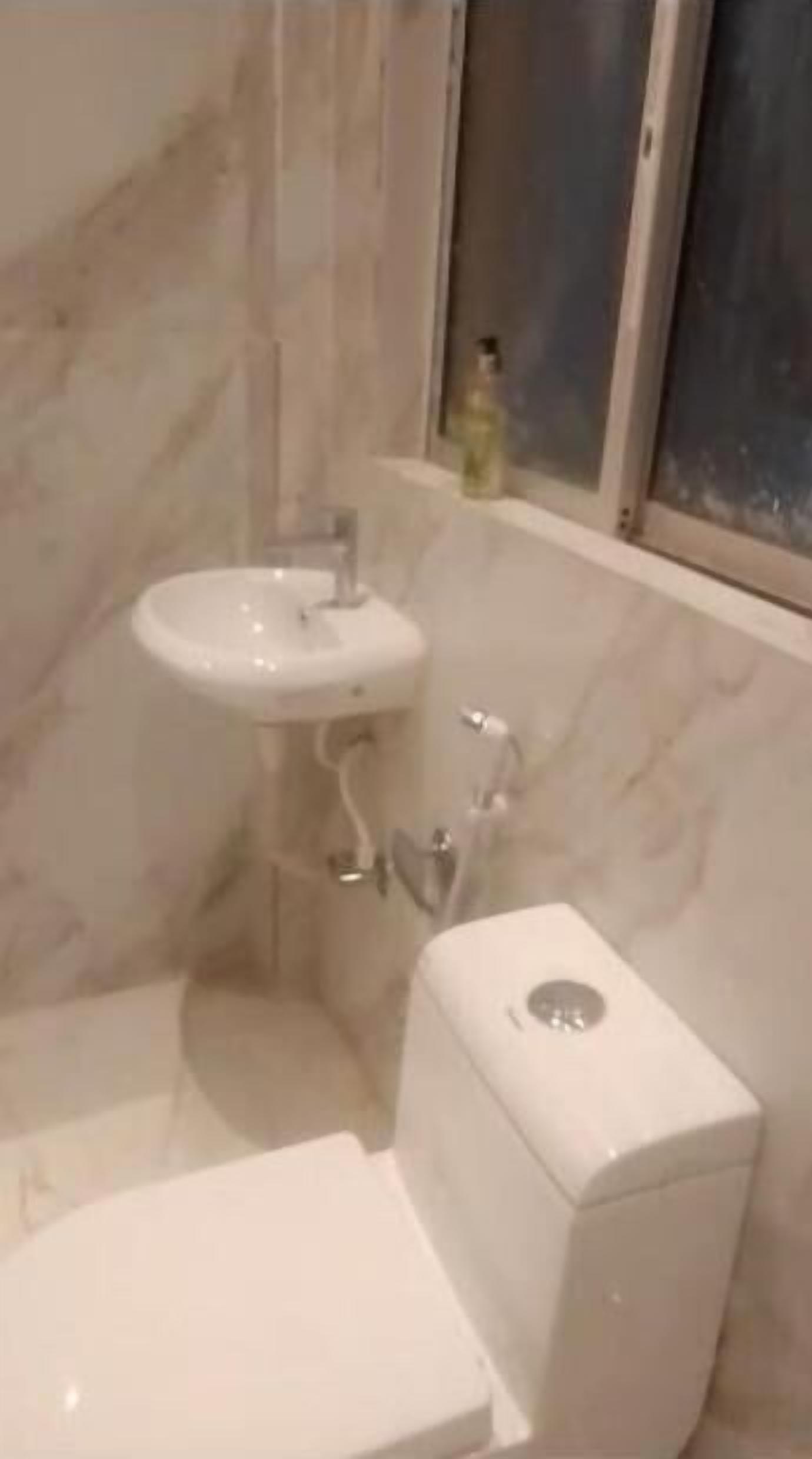 Ducha, artículos de tocador gratuitos, toallas, jabón