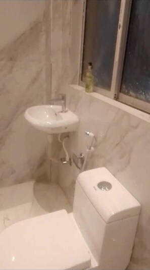 더블룸 | 욕실 편의 시설 | 샤워 시설, 무료 세면용품, 타월, 비누