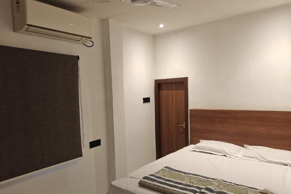 Dobbeltværelse | Arbejdsområde til bærbare computere, strygejern/strygebræt, sengetøj