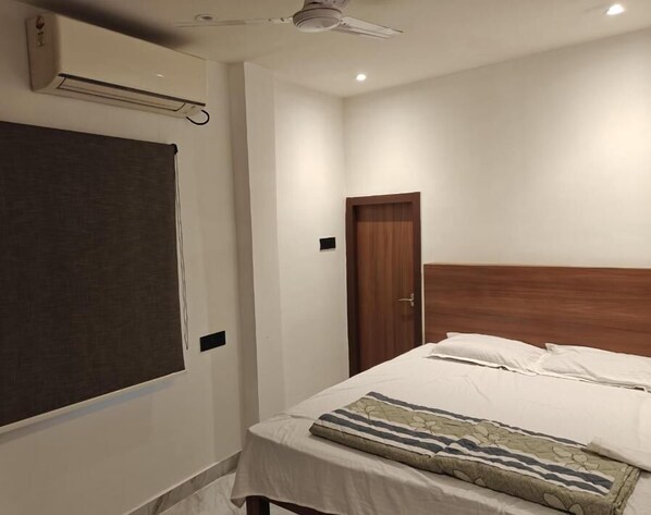 ห้องดับเบิล | พื้นที่ทำงานแบบใช้แล็ปท็อป, เตารีด/โต๊ะรีดผ้า, ผ้าปูที่นอน