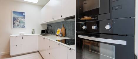 ثلاجة، ميكروويف، فرن، موقد طهي مسطح