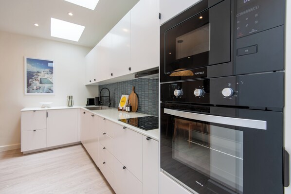 Kjøleskap, mikrobølgeovn, ovn og kokeplater